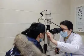 聚会豪饮3瓶酒，女子酒后眼出血，医生：过量饮酒会增加头颈部压力图片