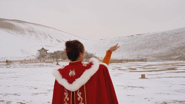 自然观察 | 鸣沙山月牙泉迎来初雪！沙与雪的秘境私语，美到心醉