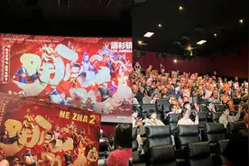 《哪吒2》举行北美首映礼，观众：200多个座位被坐满，提前一小时就有人排队视频封面