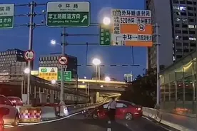 上海逸仙高架突发！一车发生单车事故，车头严重受损，打横封死匝道图片
