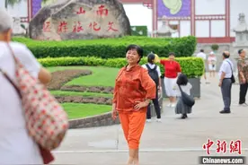 重阳节错峰游三亚 “银发族”乐享南山长寿文化图片