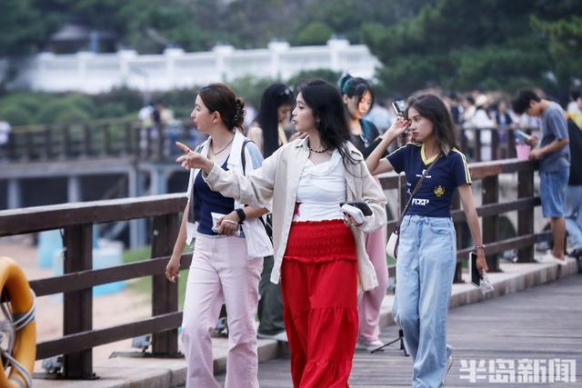 海滨假日人如织