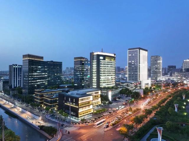 2025IDC中国CIO峰会暨数字化转型年度颁奖典礼在大宁功能区举办