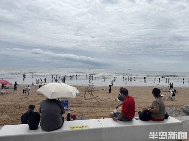 热闹的周末沙滩