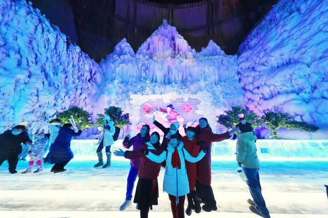 1987年出生市民免费游！北京龙庆峡冰筑《大闹天宫》
