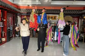 青岛故事｜小木偶大舞台，莱西木偶走出国际范，艺术团里来了“00后” 老物件新创意收获年轻粉丝图片