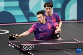 乒乓球——混双：黄镇廷/杜凯琹晋级半决赛图片