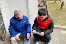 武汉军山街凤凰苑社区携青年力量开展敬老助老行动图片