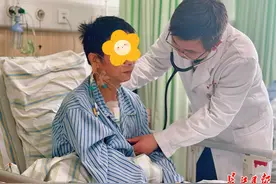 真扎心了！3厘米钢钉穿透肋骨扎入胸腔，医生剖心取钉救回53岁装修工图片