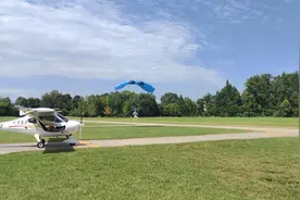 低空旅游热度飙升！跳伞、飞行体验等预约紧俏，成都一飞行基地今年游客数量同比增长近十倍图片