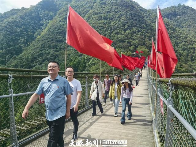 跟着黄小西游贵州｜娄山关遍布“中国红”