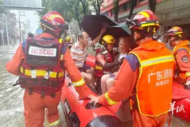 台风“桦加沙”致珠海斗门海水倒灌，多方联动转移受困群众保障安全图片