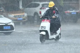 台风“蝴蝶”今日将与海南岛擦肩而过，前往北部湾继续“发育”图片
