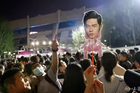 周杰伦上海演唱会：场外粉丝看着直播感受现场气氛图片