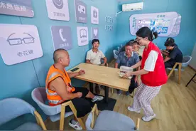 苏州慈善总会保安驱赶避雨者：生人勿进背后怕的是什么图片