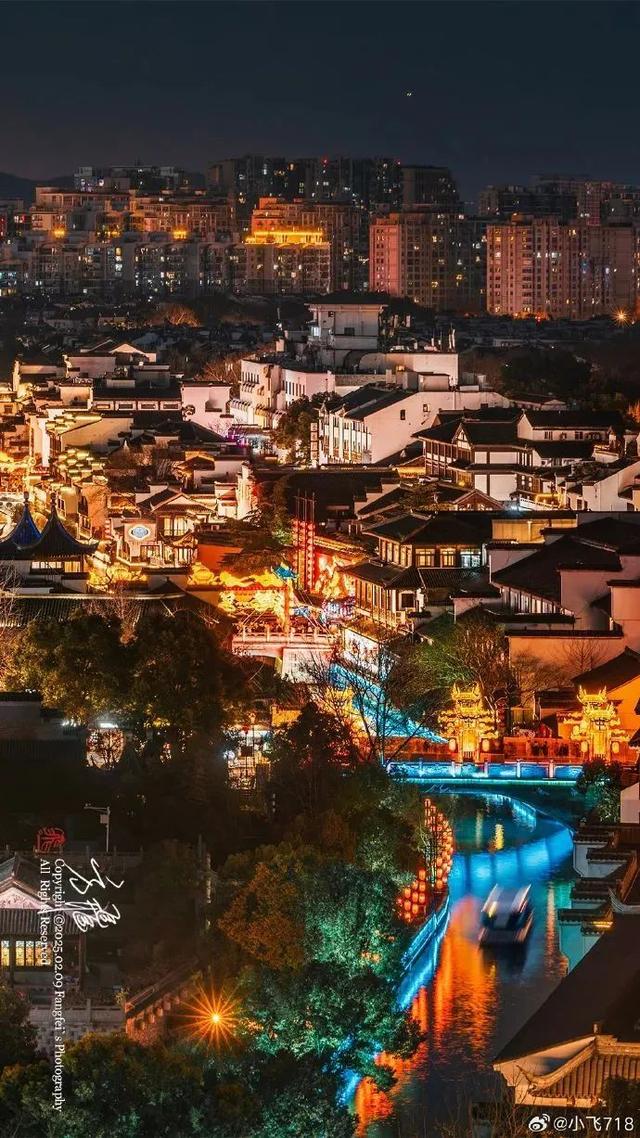 白天是南京，夜晚是金陵