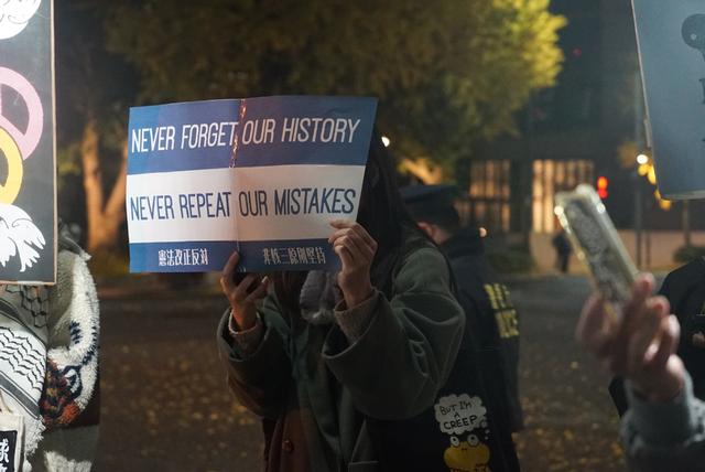 日本首相官邸前再次爆发抗议