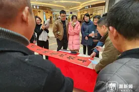 根据路人定制，现场挥毫泼墨，这群师生送出百余份春联和“福”图片