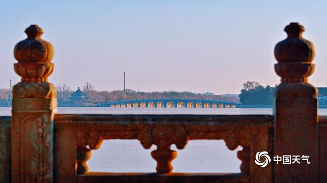 颐和园十七孔桥再迎金光穿洞 为冬日增添一抹亮色