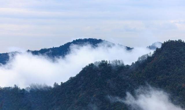 鹤峰秋来风景异：青山隐隐有仙居