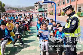知识讲座+交通手势+捐赠文具，保康这场交通安全宣讲“干货满满”图片