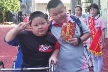 《“马蹄足”男孩蹒跚照顾病父》后续：他坚持自己站着完成了入学礼图片