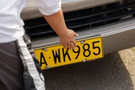 考生摸“985”车牌讨个彩头，不必上纲上线 | 新京报快评图片