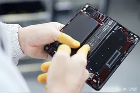 用AI造“AI手机”图片