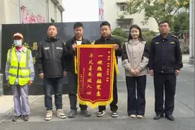 凌晨的远安街头，这几名90后很暖心！图片