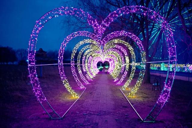 光瀑垂落，梦幻启幕！定州上演光影梦幻盛宴！