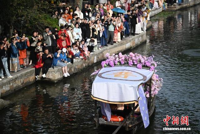 浙江西塘古镇上演水上汉服巡游