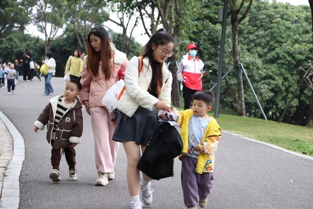家园共育新实践，光明这所幼儿园带娃登山探自然，高质量陪伴不缺席