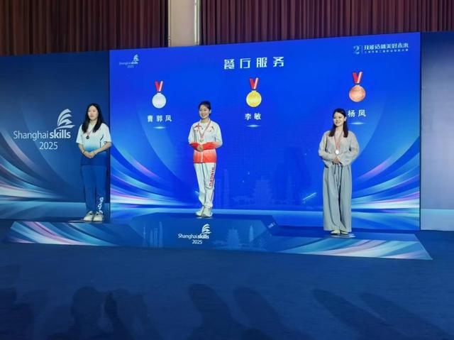 从“代码女孩”到“端盘子冠军”，这位“00后”女孩经历了什么