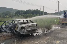 莫玩火！怀柔俩“熊孩子”玩火引燃一辆报废车图片