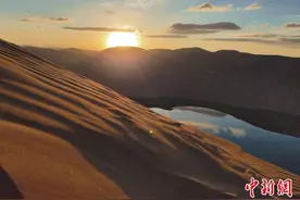 （文化中国行）巴丹吉林：“大漠旷野”与“湖光山色”的神奇组合图片