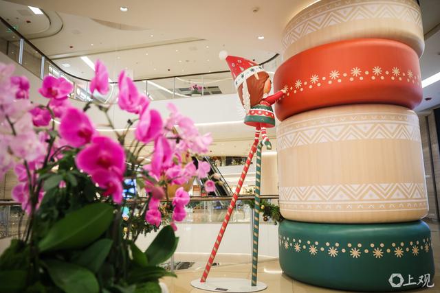 20米高精灵装置旋动申城，冬日消费市场的“暖色调”