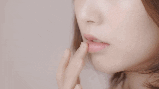 干唇人涂ta算是熬出头！轻薄滋润，一抹get嘟嘟唇，两支才几十块！