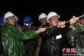 雨夜抢修不停工 挑灯夜战送光明图片