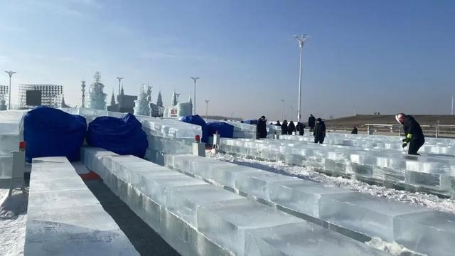 增加女士卫生间、冰台阶铺上防滑垫……冰雪大世界细节服务暖人心