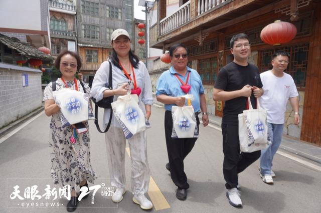 上海知青跟着叶辛游贵州