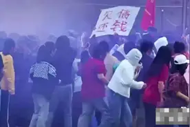 云南楚雄一高校学生举“欠债还钱”牌子假扮讨薪？当地回应图片