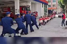 蓝朋友和幼儿园萌娃进行拔河比赛，双方势均力敌。网友：比的不是力气是演技图片