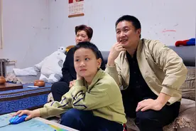 温暖济宁｜蓄发4年，为送给需要的人！7岁男孩剪掉“及腰”长发图片