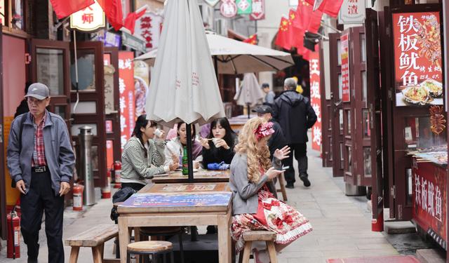 百年老街劈柴院，外地游客寻味打卡