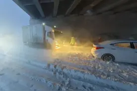 严重风吹雪！一家人被困涵洞雪窝，交警来了！图片