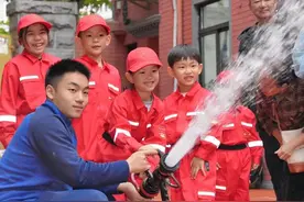 连锁餐厅中变身“小小消防员”，麦当劳中国打造儿童职业体验营新模式图片