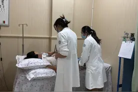 布置打扫教室时，幼儿园老师突然手脚发麻、喘不过气！图片