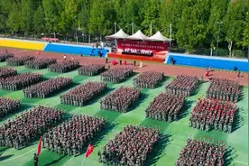 燃！山东英才学院举行2024级新生军训总结表彰大会暨开学典礼图片