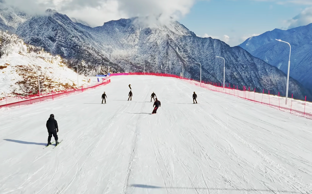 青睐绵阳 || 冰雪奇观+雪地撒欢！平武虎牙滑雪场即将开放，这个冬天等你来畅玩~