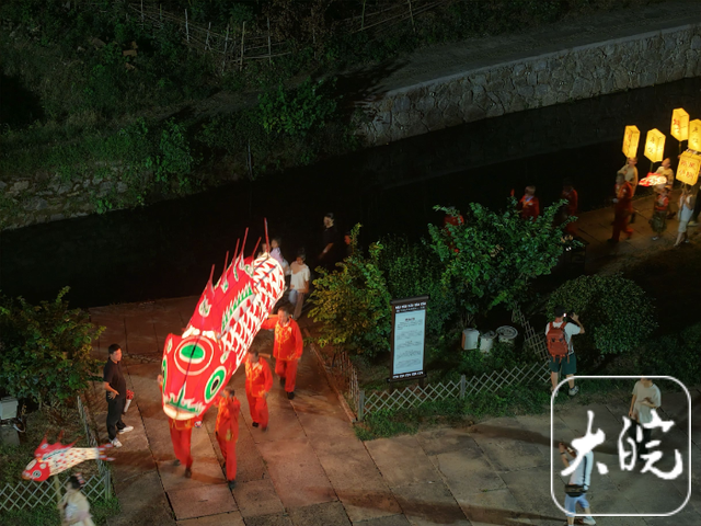 徽州千年古村夏夜：鱼灯穿街巷，烟花照黛瓦